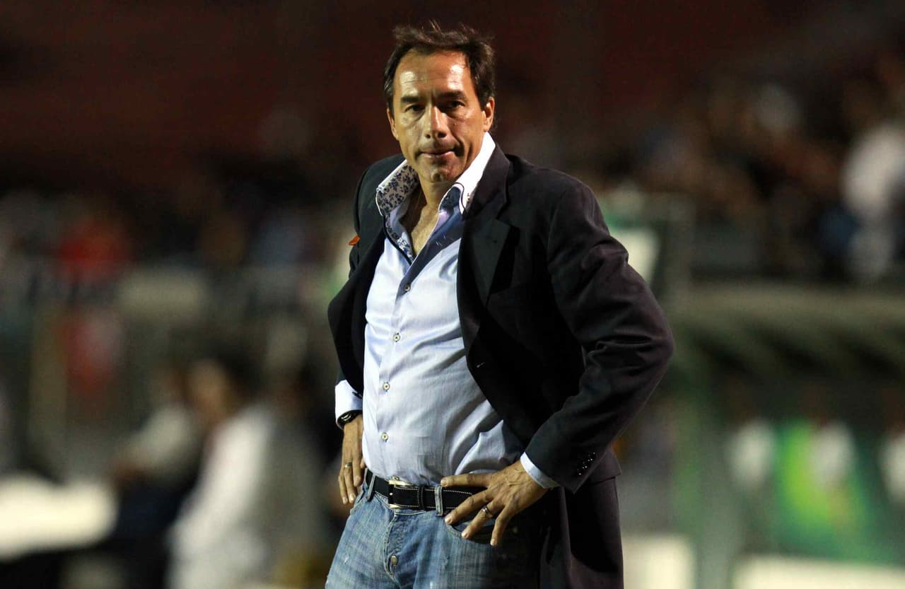 Mientras dirigió a Querétaro los enfrentó´en dos ocasiones en los Clausura y Apertura del 2011.