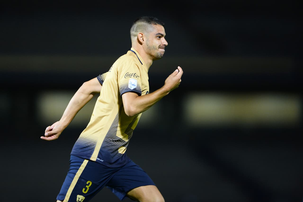 Gerardo Alcoba, el uruguayo de los Pumas es pretendido por Tomás Boy y el Cruz Azul para reforzar la zaga celeste para el Apertura 2016.