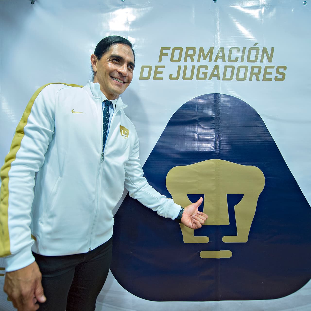 Otro que se fue es Guillermo Vázquez, el entrenador dejó a los Pumas y su lugar fue ocupado por un viejo conocido de la afición universitaria, se trata de Francisco Palencia.