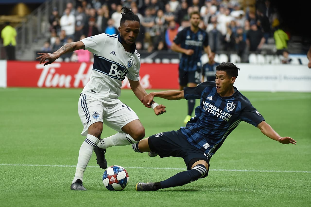 El mexicano Uriel Antuna (derecha) jugó 84 minutos y Jonathan dos Santos actuó todo el partido con el Galaxy.
