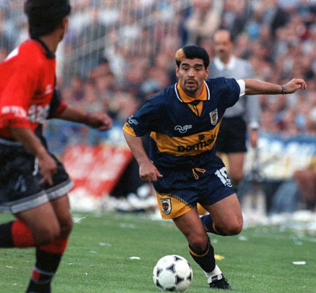 Maradona jugó en Argentinos Juniors, en 
<b>Boca Juniors</b>, en Barcelona, en Napoli, en Sevilla y Newell’s Old Boys.
