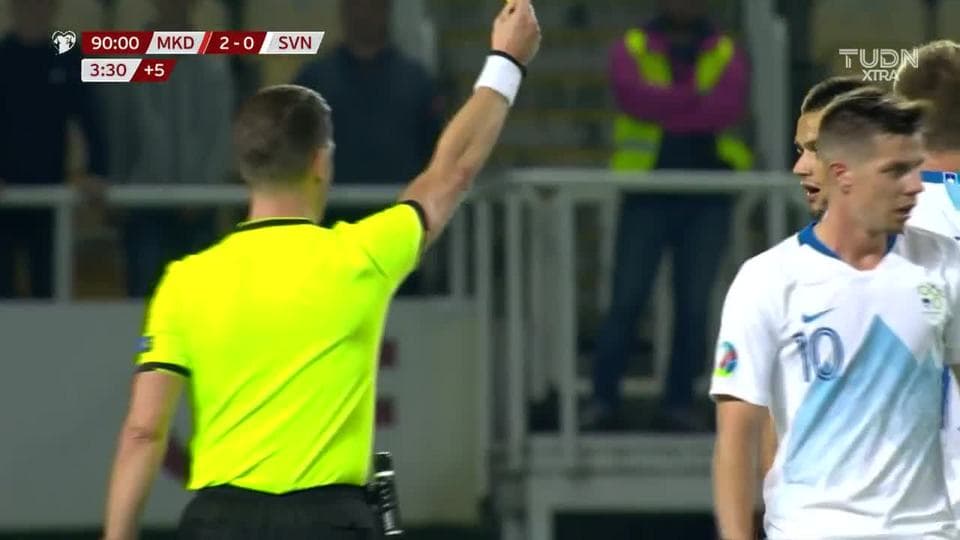 Tarjeta amarilla. El árbitro amonesta a Gjoko Zajkov de North Macedonia