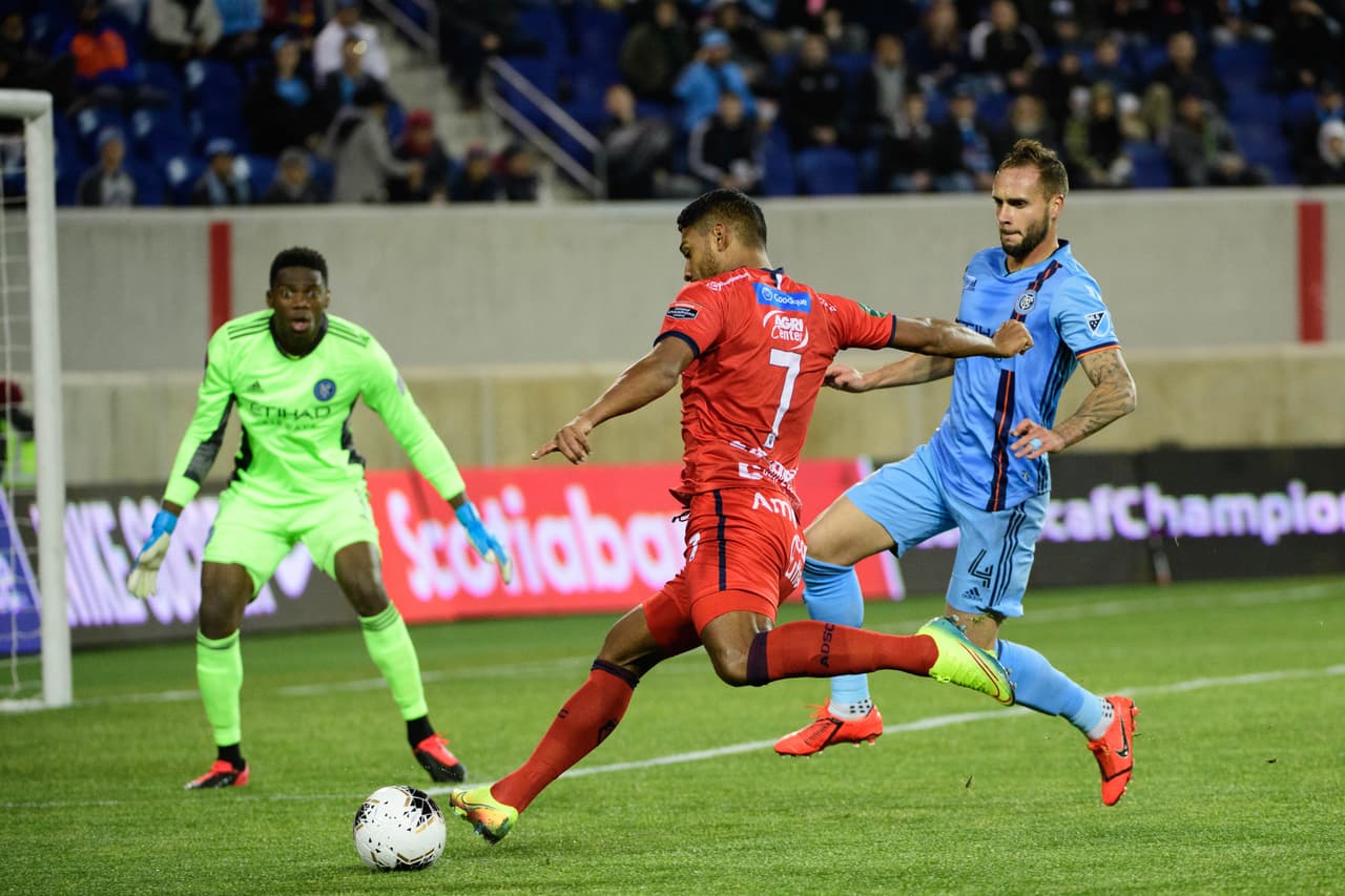 Aguilar desborda y saca un zurdazo a primer poste que pega en la red, pero por la parte de afuera de la portería de Johnson.