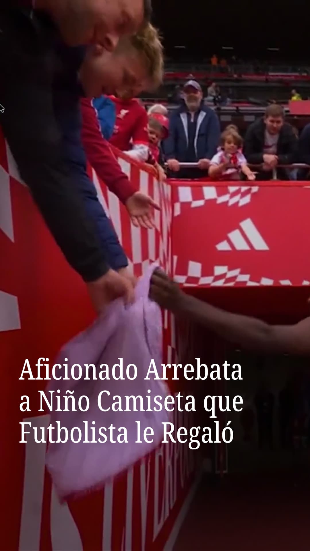 Aficionado arrebata a niño camiseta que futbolista le regaló