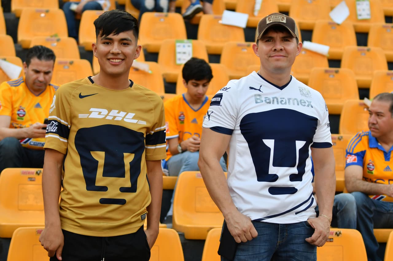 Los fanáticos de Tigres y Pumas viven el encuentro por la Jornada 13 del Clausura 2019 en el Estadio Universitario de la Universidad Autónoma Nuevo León.