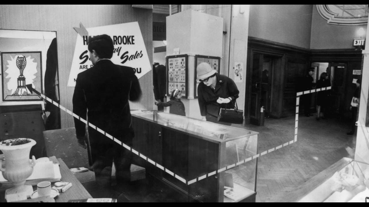 El trofeo se exponía en el Westminster Central Hall, en Londres. La noticia dio la vuelta al mundo, los tabloides de la época anunciaban el robo en primera plana. La formalidad inglesa quedaba en entredicho.