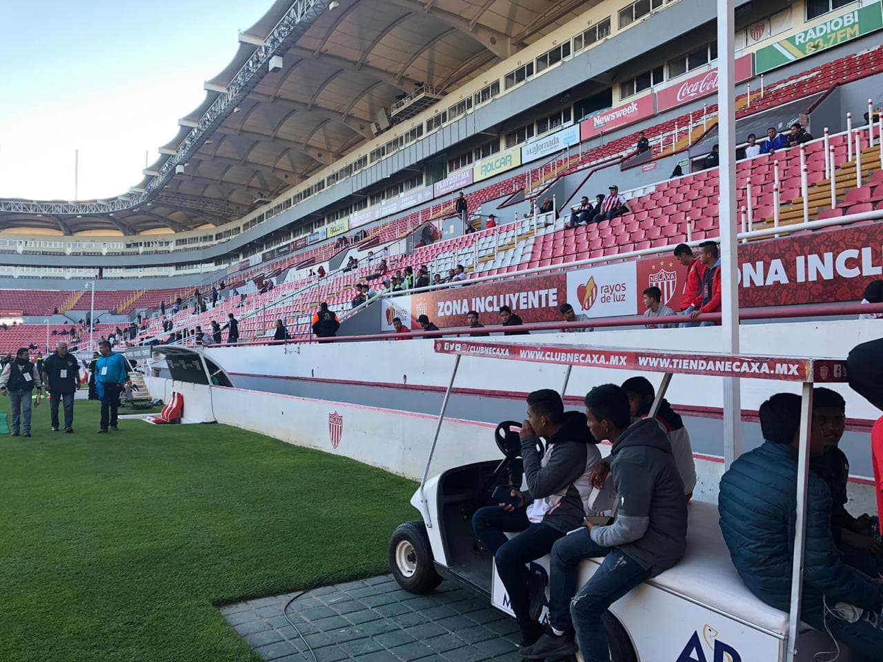 La gente comienza a llegar al Estadio Victoria para contemplar el encuentro amistoso entre Necaxa y Chivas.