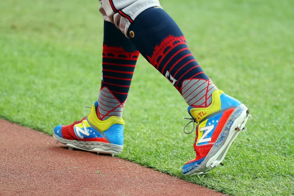Combinación venezolana en el calzado. El pelotero de los Atlanta Braves, Ronald Acuña Jr., de Venezuela, mostrando con orgullo los colores de su bandera previo al inicio del juego.