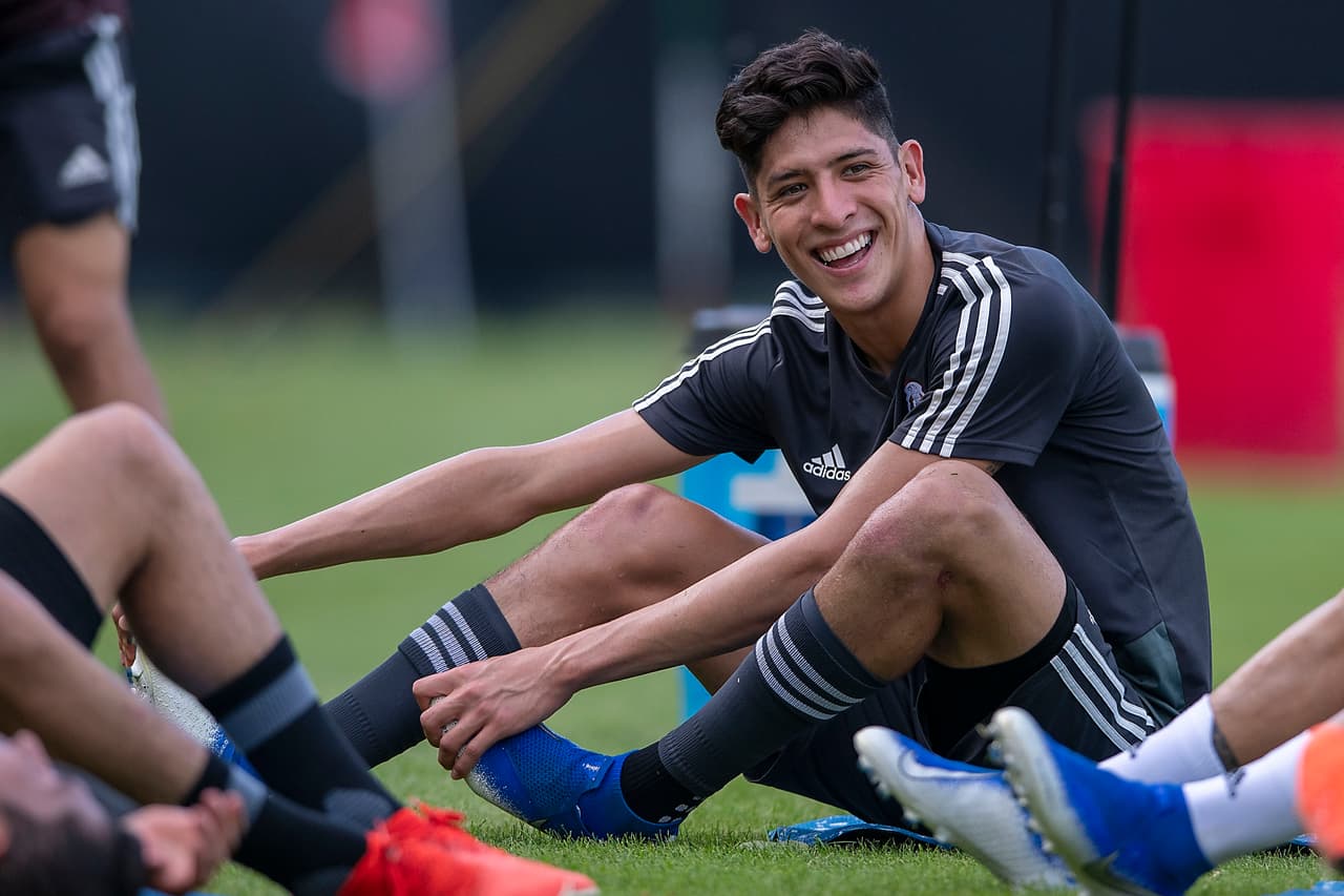 Integrantes y cuerpo técnico de la Selección Mexicana de fútbol no perdieron el tiempo y luego de su llegada a la ciudad de Chicago, se pusieron a entrenar en las instalaciones de la Universidad de Illinois. El entrenador Gerardo 'Tata' Martino dirigió la práctica para iniciar con la preparación en ruta al importante duelo por la Final de la Copa Oro ante Estados Unidos.