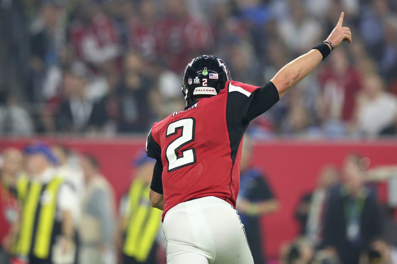 <b>En el Super Bowl LI tuvo mejores números que Tom Brady</b>
<br>- Ryan completó 17 de 23 envíos, lanzó para 284 yardas, dos touchdowns y sin intercepciones.
<br>- Además, tuvo un rating de 144.1 (el máximo para un QB equivalente a un juego perfecto es 158.3)
<br>- Mientras Brady, apenas tuvo un rating de 95.2 luego de completar 43 de pases, sumar 466 yardas y dos touchdowns.
<br>- Matt tuvo números más discretos, peroo efectivos. Los números de Tom son altos debido a la urgencia que representó para loso Patriots aquel Super Bowl y su neceesidad por lanzar mucho el ovoide.
<br>- Ryan, fue certero con poco, pero al final, como su hubiera hecho honor a su apodo, se ‘congeló’ ante la dinastía de los Patriots.