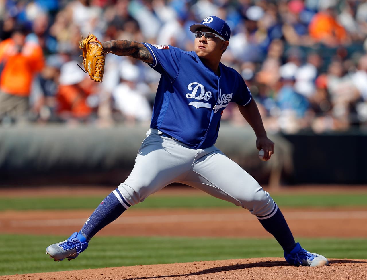 El lanzador mexicano de Los Angeles Dodgers Julio Urías (7) está por hacer un pitcheo hacia el plato en el jeugo de pretemporada contra los San Francisco Giants.