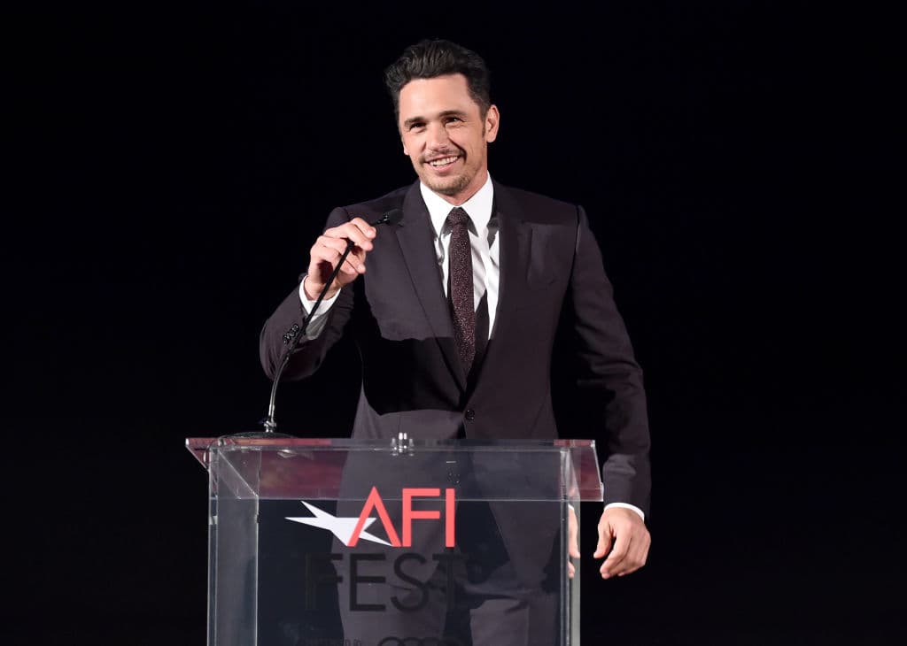 Franco señala algunas acciones en el set de películas independientes que resultaron en acusaciones de mala conducta por no tener experiencia en el manejo de escenas de sexo y desnudez en un set cerrado donde la gente podría "sentirse segura".