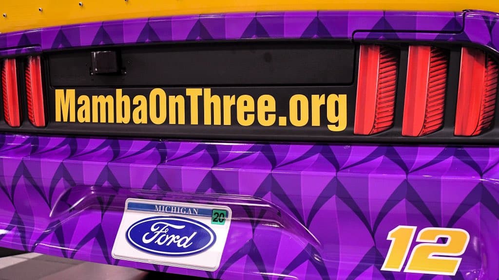 Daniel Suárez, piloto mexicano de la NASCAR, usará botas y guantes para rendir homenaje a Kobe Bryant.