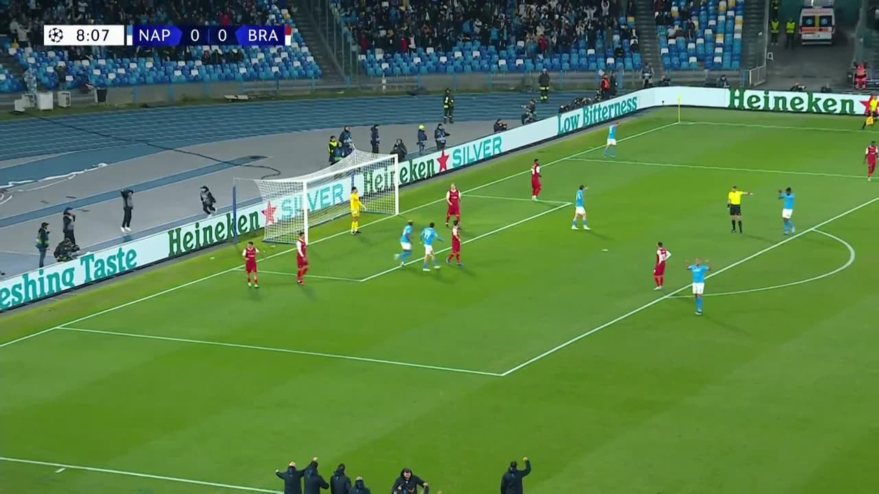 ¡Con el ojo de 'halcón'! Autogolazo y Napoli ya vence al Braga