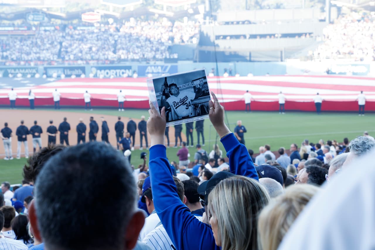 Un fan portó una fotografía del 'Toro' Valenzuela desde las gradas durante el Himno Nacional de Estados Unidos previo al inicio de la Serie Mundial 2024.