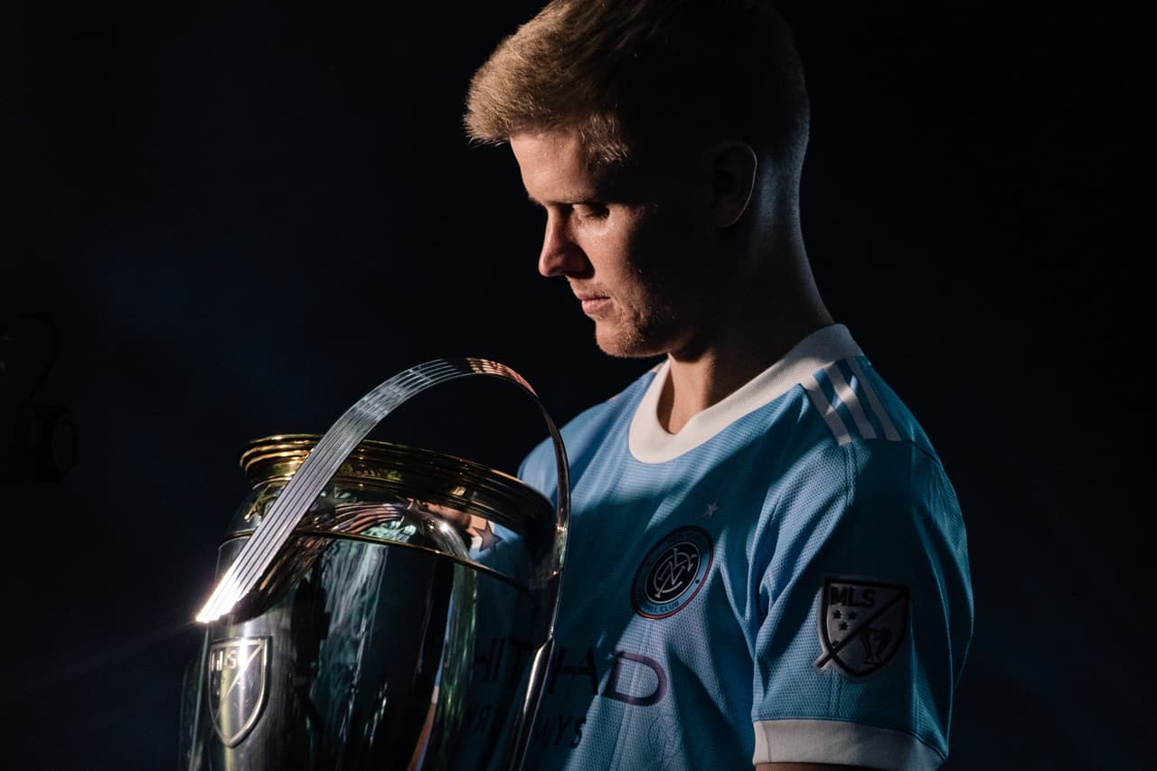 "Mi tesoro...": el volante Keaton Parks acaricia el trofeo de la MLS Cup obtenido en diciembre.