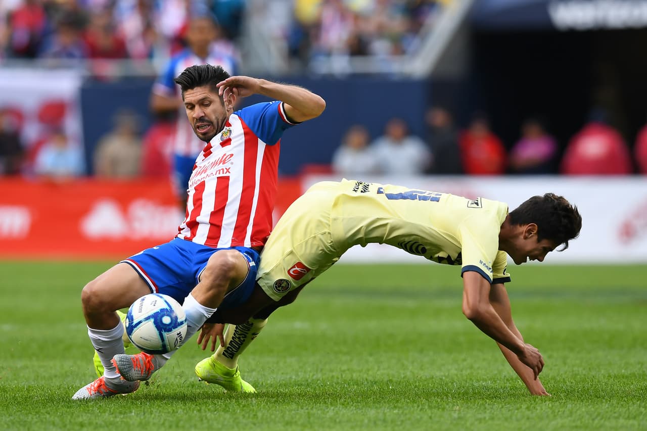 Óscar Ortega trata de impedir el avance de Oribe Peralta, un duelo permanente durante el encuentro.