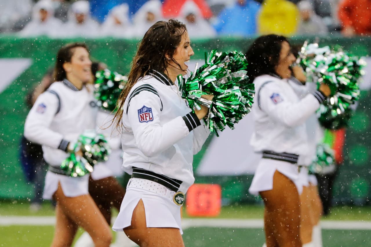 Las animadoras de los equipos de la NFL le dieron ese ingrediente extra al espectáculo y la fiesta del fútbol americano estadounidense, incluso, sin temer al clima en algunos casos.