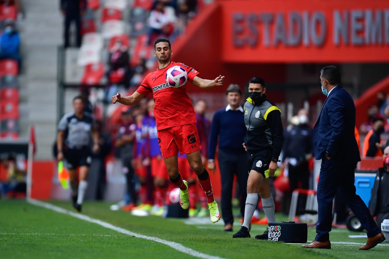 Querétaro iguala marcador ante el Toluca durante la Jornada 12 del Torneo de Apertura en la Liga MX. Diego Chávez de los 'Diablos Rojos' puso arriba a los locales al 63, pero Jonathan Dos Santos de los 'Gallos Blancos' logró empatar el encuentro. El uruguayo habría anotado el segundo pero lo anularon por posición adelantada.