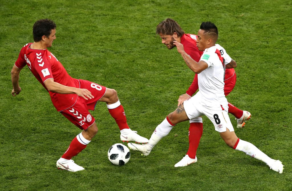 Cristian Cueva (8), jugador del Sao Paulo, en una de sus intentonas a zona ofensiva, tratando de crear estragos en la defensa danesa, que comenzaba a ponerse nerviosa cuando conducía el esférico.