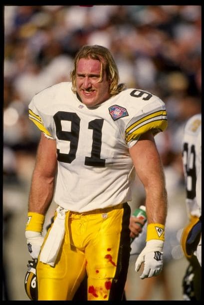 8. Kevin Greene (1993-1995) con 35.5 capturas.