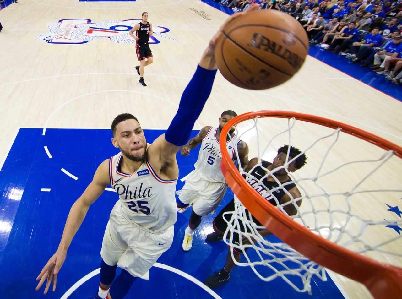 Ben Simmons fue el jugador que más destacó de este grupo al liderar el triunfo de Philadelphia 130-103 sobre Miami con 17 unidades, nueve robos y 14 asistencias.
<br>