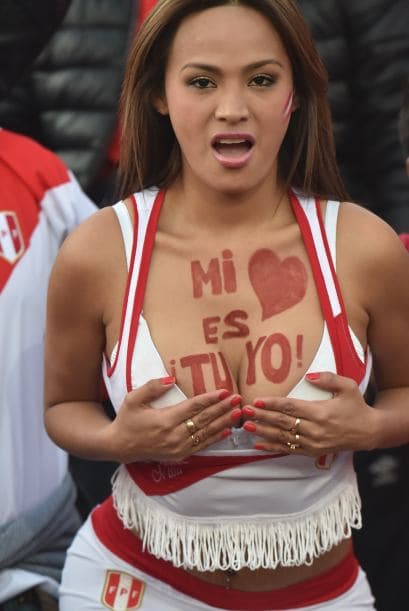 Chile y Perú jugaron un partido lleno de emociones que claisificó a los chilenos a la final, pero en las gradas se jugó otro partido muy intenso, ¿quién crees que lo ganó?