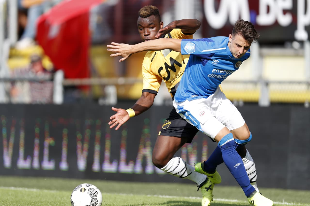 El colombiano Santiago Arias, de quien se habló sobre una posible salida en este mercado, volvió a ser titular con el equipo de Eindhoven.