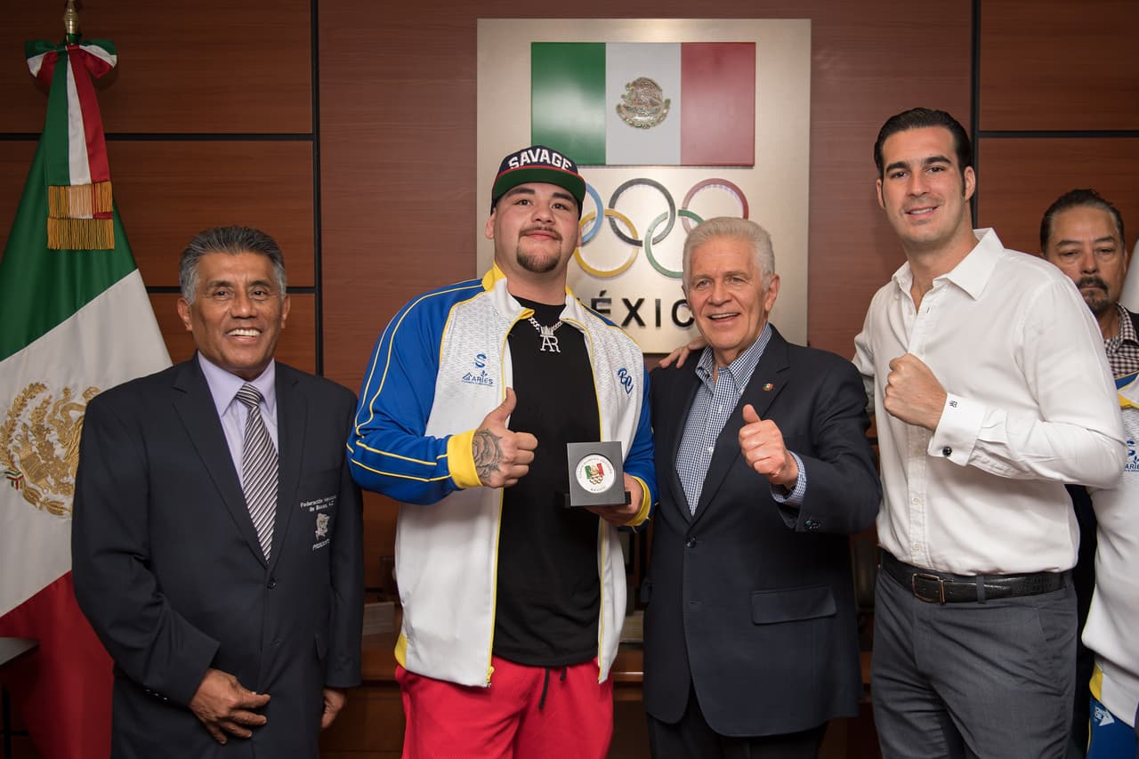 El mexicano Andy Ruiz presentó en el Comité Olímpico Mexicano sus cinturones como campeón mundial de peso completo de boxeo en medio de la admiración y reconocimiento de sus compatriotas.
