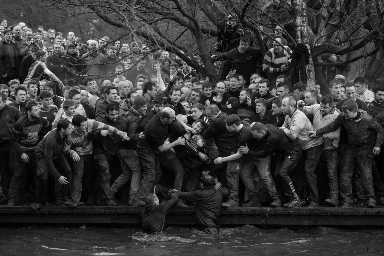 Royal Shrovetide Football, un deporte medieval que ya es una tradición en un pequeño pueblo de Inglaterra.