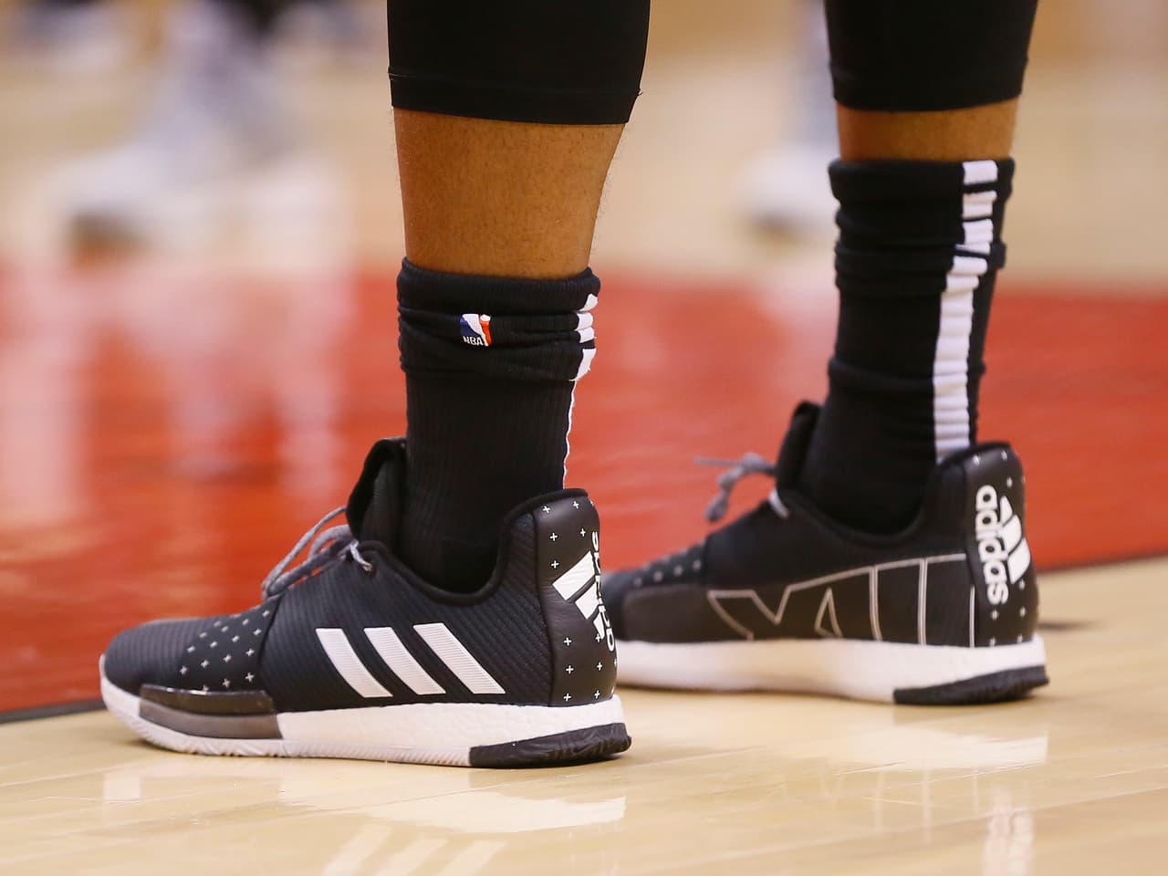El estelar guardia de los 
<b>Toronto Raptors</b> 
<b>Kyle Lowry</b> utiliza los Adidas Harden 3.