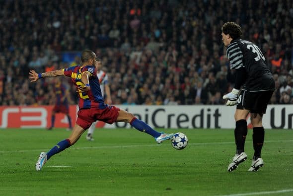 El brasileño Dani Alves aprobechó una desatención del arquero del Shakhtar.