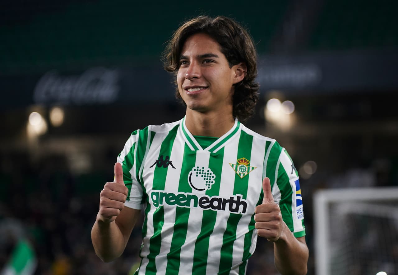 <b>Diego Lainez - </b>Con la llegada del delantero mexicano desde el América, a cambio de 
<b>14 millones de euros, </b>esta lista de renovación en el plantel bético.