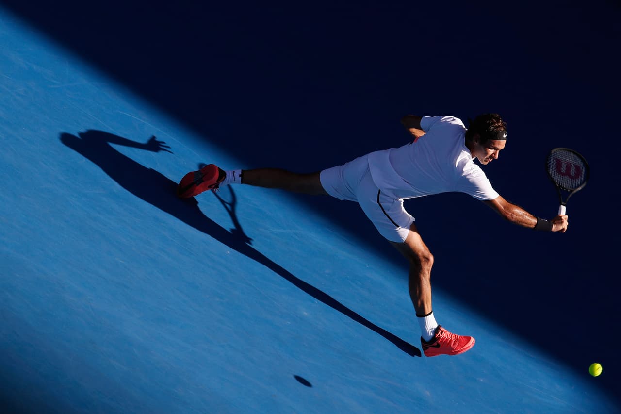 A Federer se le ve en muy buena forma y sigue siendo el único tenista que continúa no ha perdido aún ningún set en el torneo.