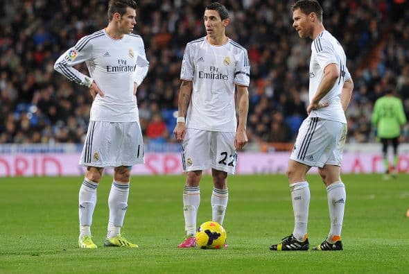 Las salidas de Xabi Alonso y Angel Di Maria no han gustado mucho internamente. El equipo pierde solidez y mando en el medio campo y el desequilibrio que aportaba Di Maria, muchas veces decisivo aunque no era un titular indiscutible. Las otras bajas importantes son la de Morata y Diego López.