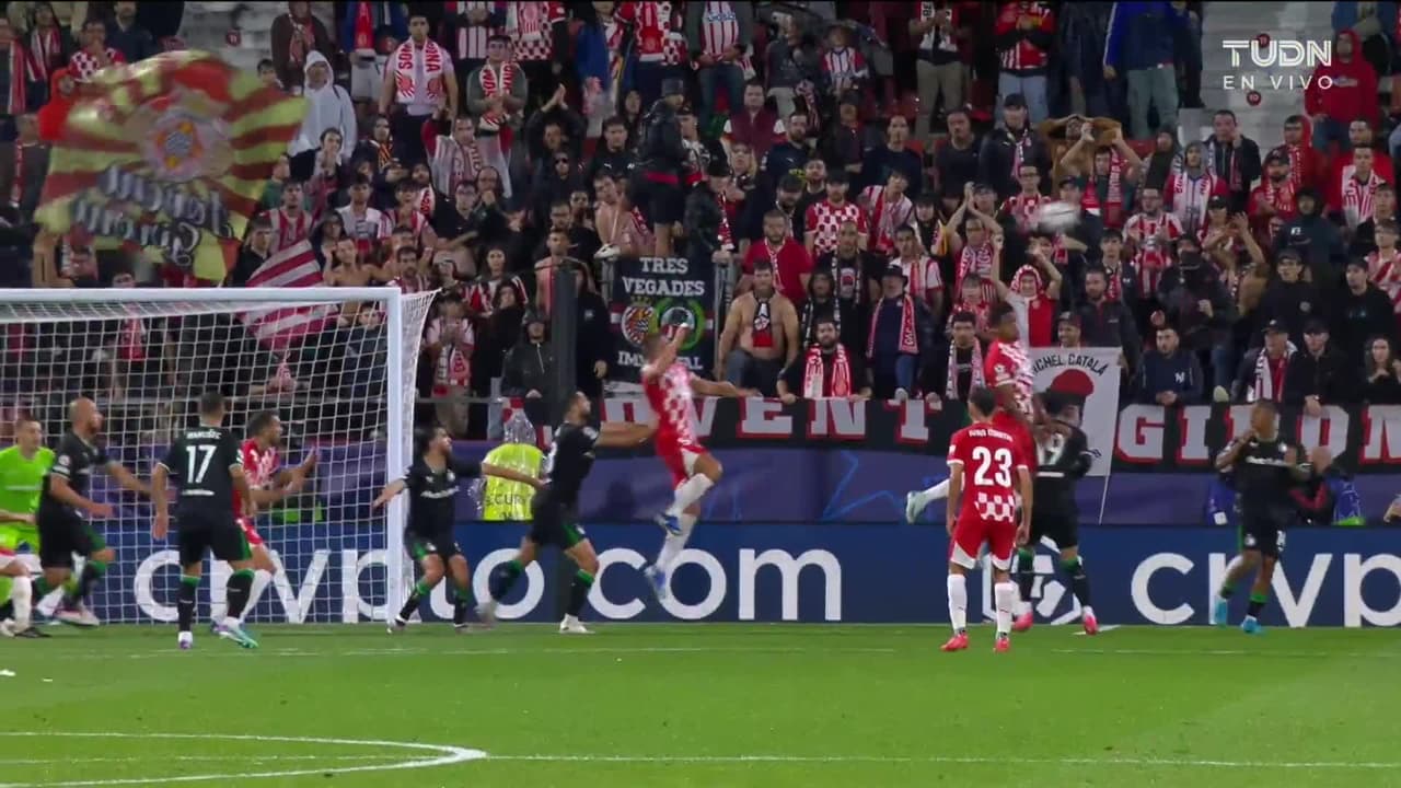 ¡TIRO ATAJADO! disparo por Cristhian Stuani.