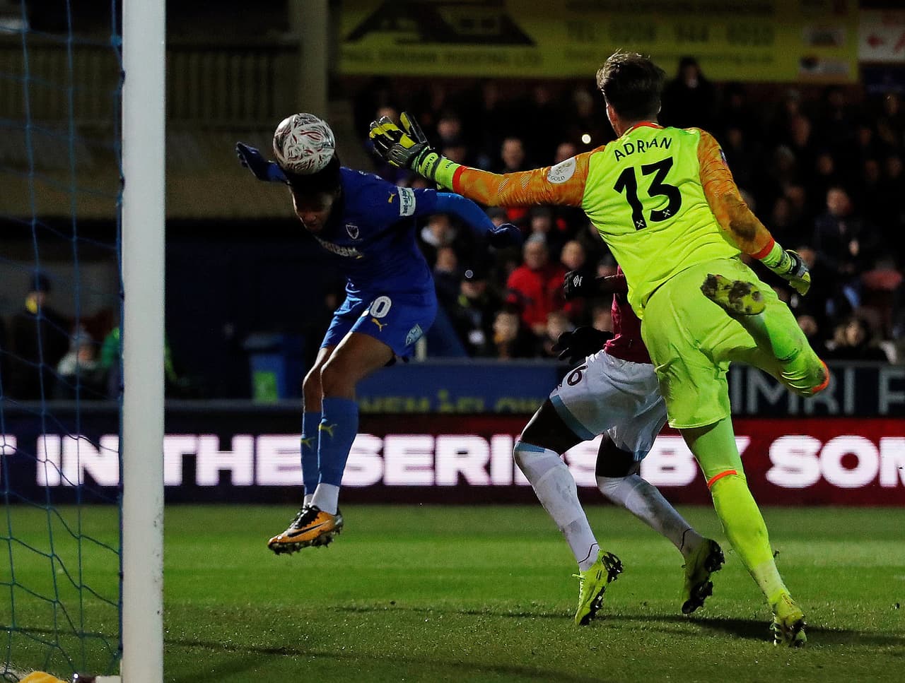 Pero Toby Sibbick con un cabezazo venció de nuevo la portería custodiada por el español Adrián del West Ham (derecha).