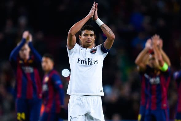 Thiago Silva le regala su chamara a un niño que tenía frío 