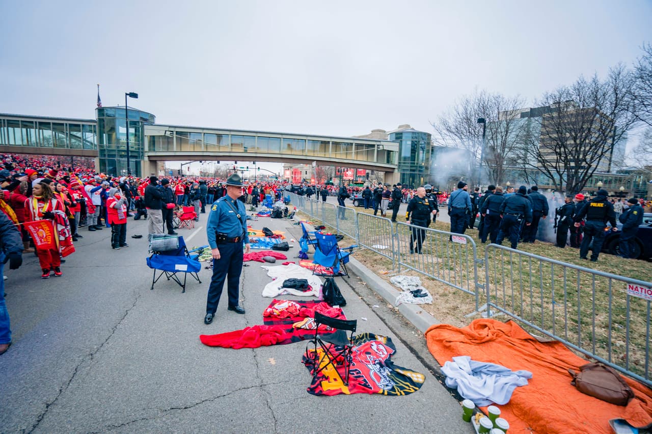 Instantes antes del desfile en Kansas City, Missouri, donde la gente ya espera a los Chiefs, se presentó una persecución que tuvo éxito.