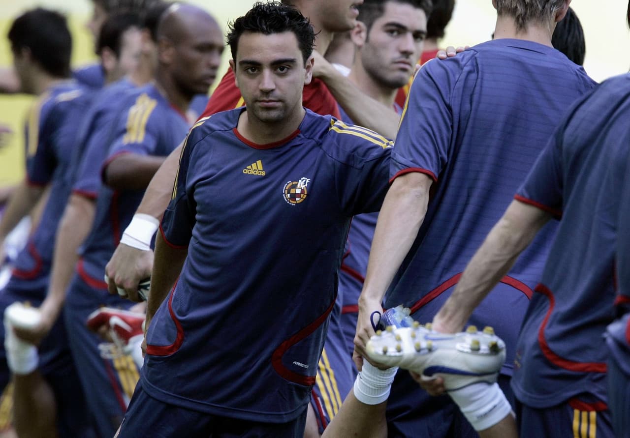 Xavi Hernández es el otro gran pilar de la generación dorada de España y también jugó en aquel Mundial Sub 17 Egipto 1997. Con el Barcelona ganó siete ligas locales, cuatro Champions League y dos Mundiales de Clubes. Campeón mundial Sub 20 en Nigeria 1999, absoluto en Sudáfrica 2010, de las Eurocopas Austria-Suiza 2008 y Polonia-Ucrania 2012 y plata olímpica en Sydney 2000.