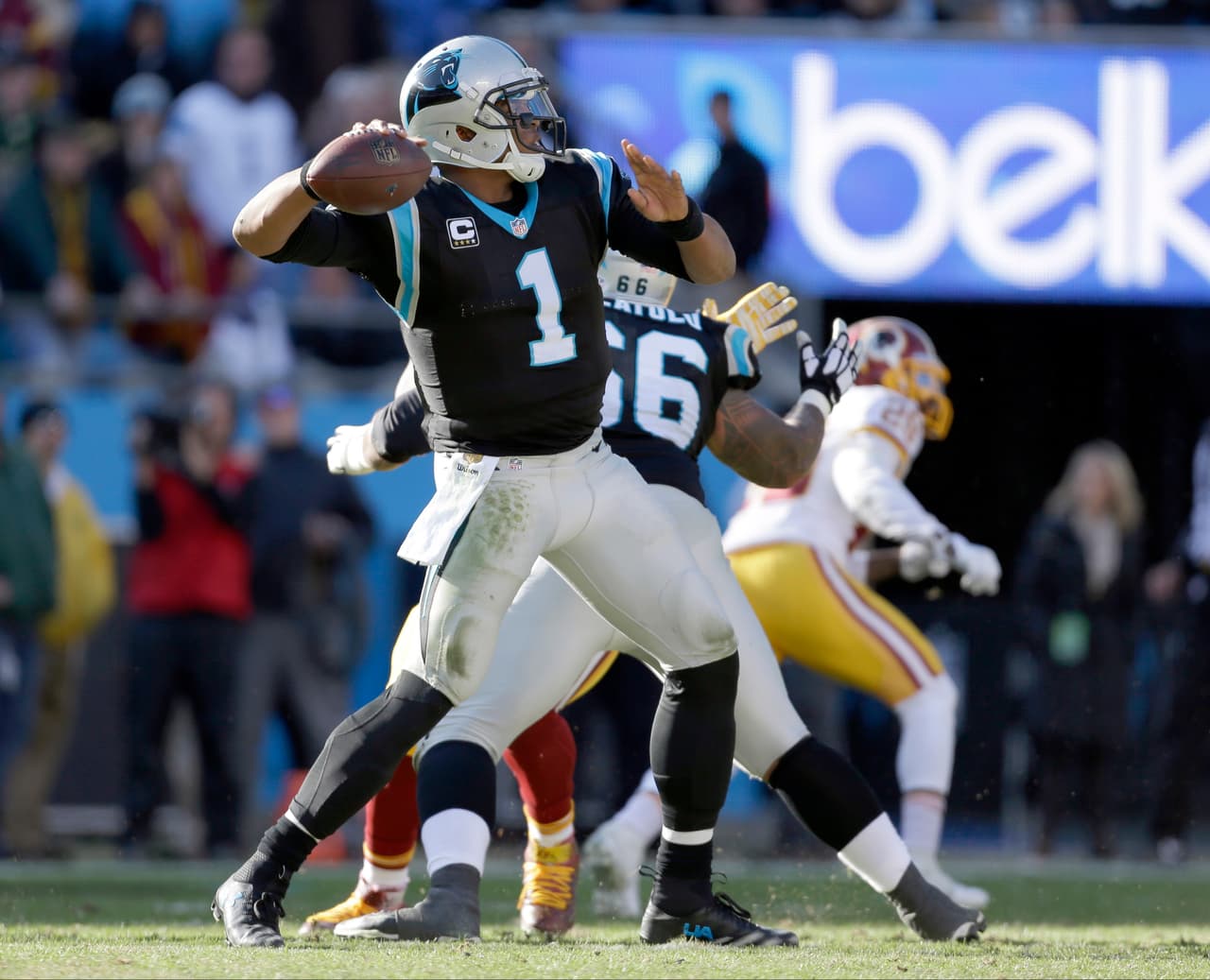 1. CAM NEWTON - Por primera vez en su carrera consiguió 5 pases de touchdown en un partido. También es el primer quarterback en la historia de las Panthers que lanza 4 pases de anotación en la primera mitad de un partido. Completó 21 de 34 para 246 yardas, los 5 de TRD sin intercepción. Carolina está invicto 10 - 0.