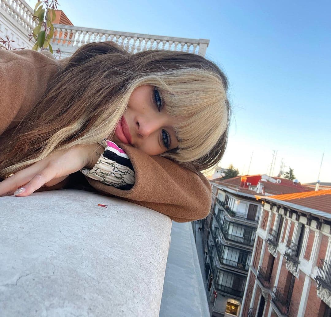 La foto que hizo que llegara a esta cantidad de seguidores fue donde Danna Paola tomó una selfie y el pie de foto dice: Hola 🇪🇸🤍