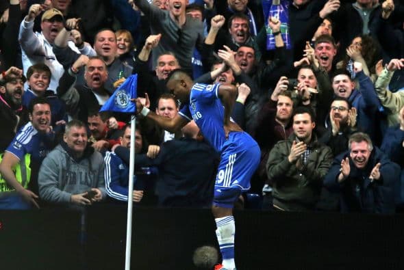 La afición celebrando con Samuel Eto'o del Chelsea en el partido ante el Tottenham. ¿Preparando sus bailes para Brasil 2014?