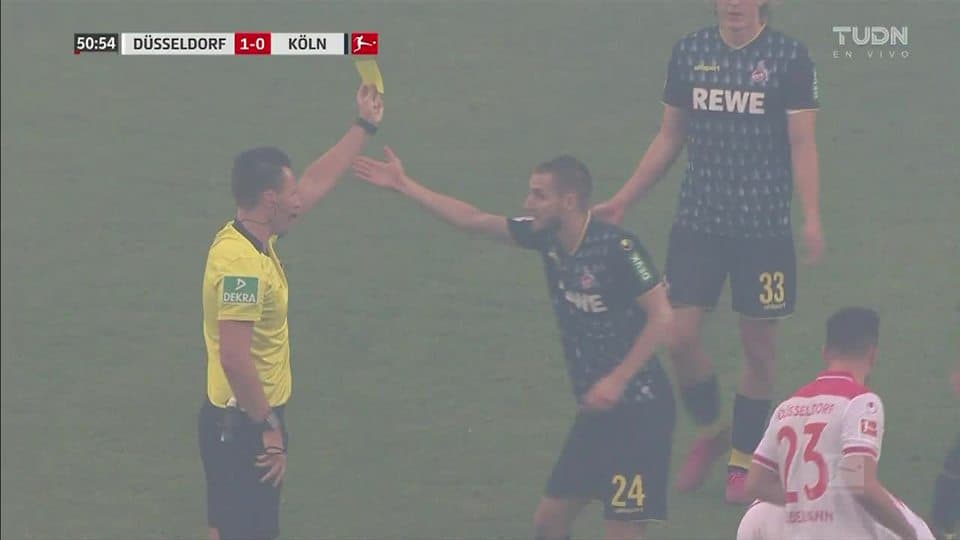 Tarjeta amarilla. El árbitro amonesta a Dominick Drexler de 1. FC Köln