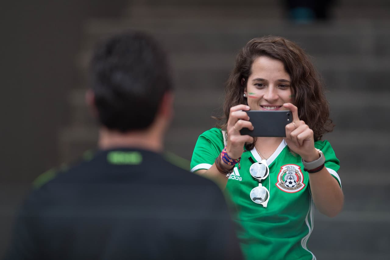 Las banderas, los atuendos típicos y el verde, blanco y rojo se hicieron presentes en el Estadio Azteca. Como siempre, la afición mexicana respondió para apoyar a la Selección.