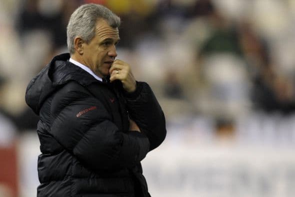 El entrenador mexicano le respondió a la tribuna visitante con cortes de manga y burlas por el resultado en el marcador.