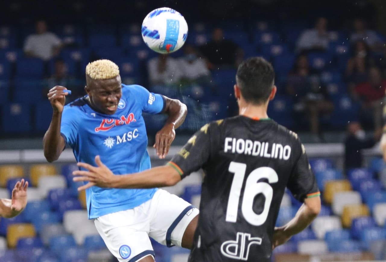 Napoli derrota 2-0 a Venecia en el Estadio Diego Armando Maradona y con 10 hombres tras la expulsión de Osmihen al minuto 23' del encuentro. Lorenzo Insigne convirtió un penalti en gol al minuto 62' y diez minutos después, Elif Elmas hizo el segundo al 72'. El mexiano Hirving Lozano entró 20 minutos antes del silbido final.