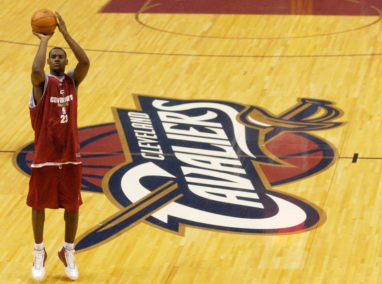 En su primera temporada, LeBron fue elegido novato del año con los Cavs promediando 20,9 puntos, 5,5 rebotes y 5,9 asistencias por partido.