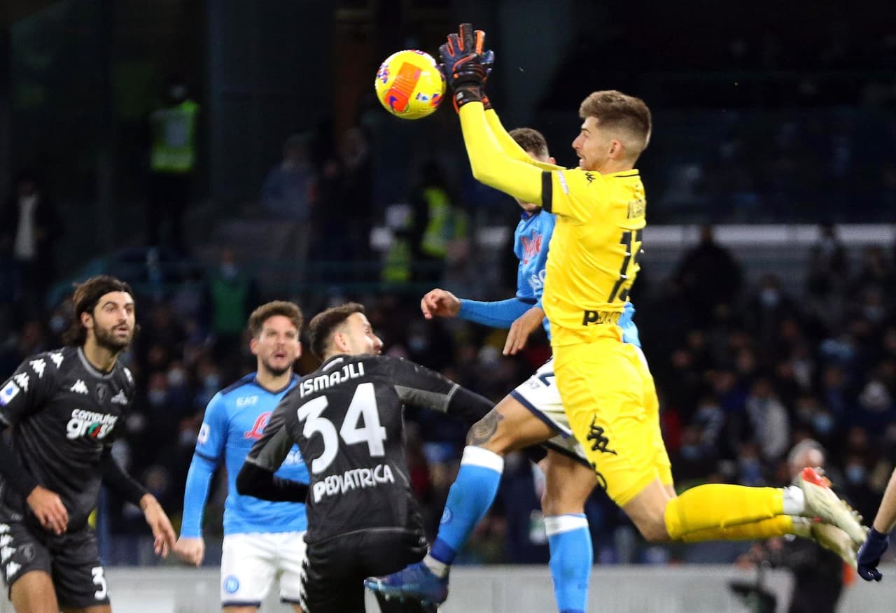 Napoli cae ante el Empoli por la mínima y se aleja de los primeros puestos en la Serie A, pero siguen cerca de puestos europeos. Patrick Cutrone anotó el tanto del gane al 70'. Hirving Lozano jugó 63 minutos.