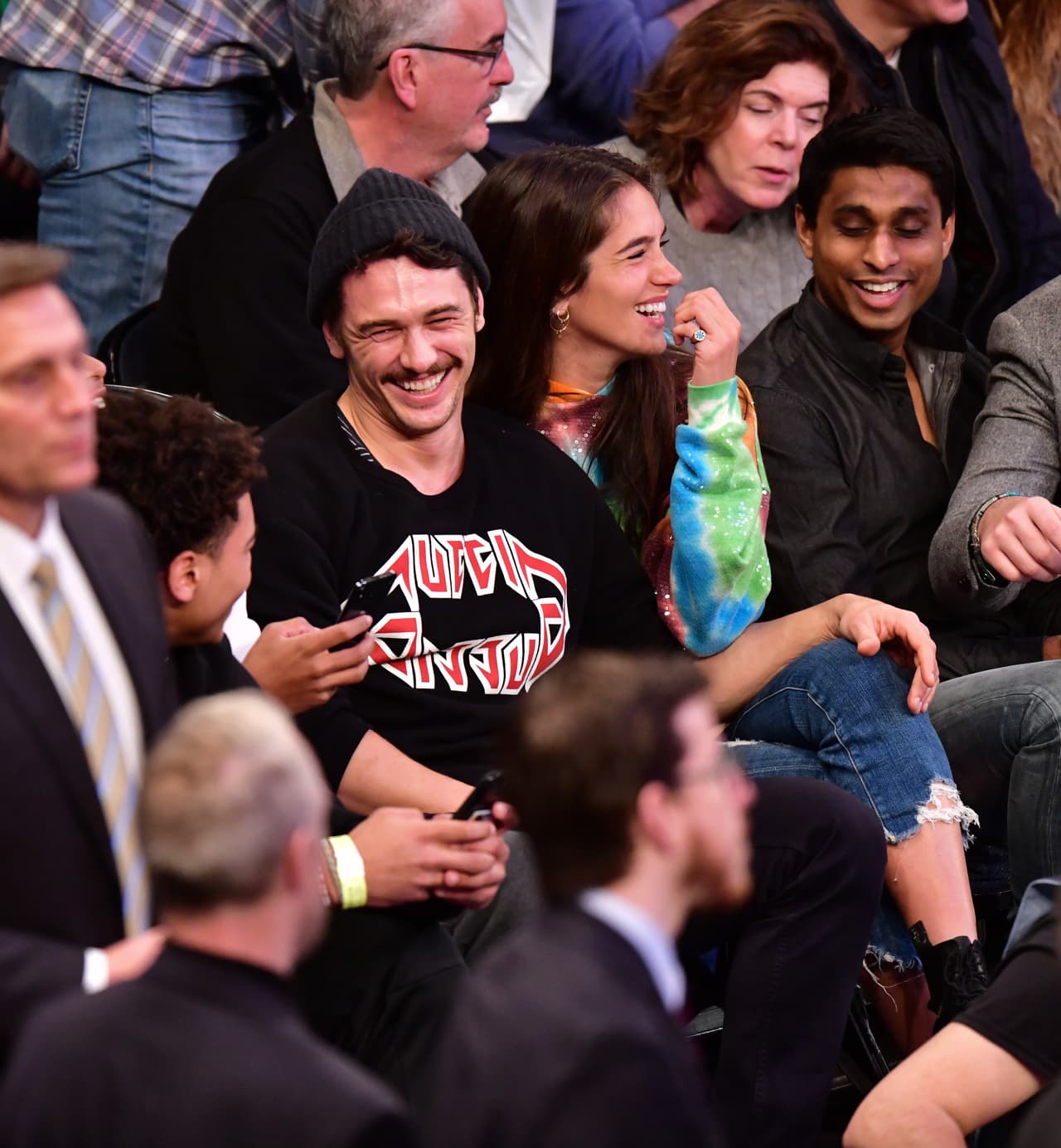 Jon Stewart, Nathan Stewart, Emmy Rossum, James Franco e Isabel Pakzad (foto), Wyclef Jean, Carly Chaikin, Papoose, Remy Ma, entre otros, disfrutaron el triunfo de Knicks contra Lakers en la NBA.